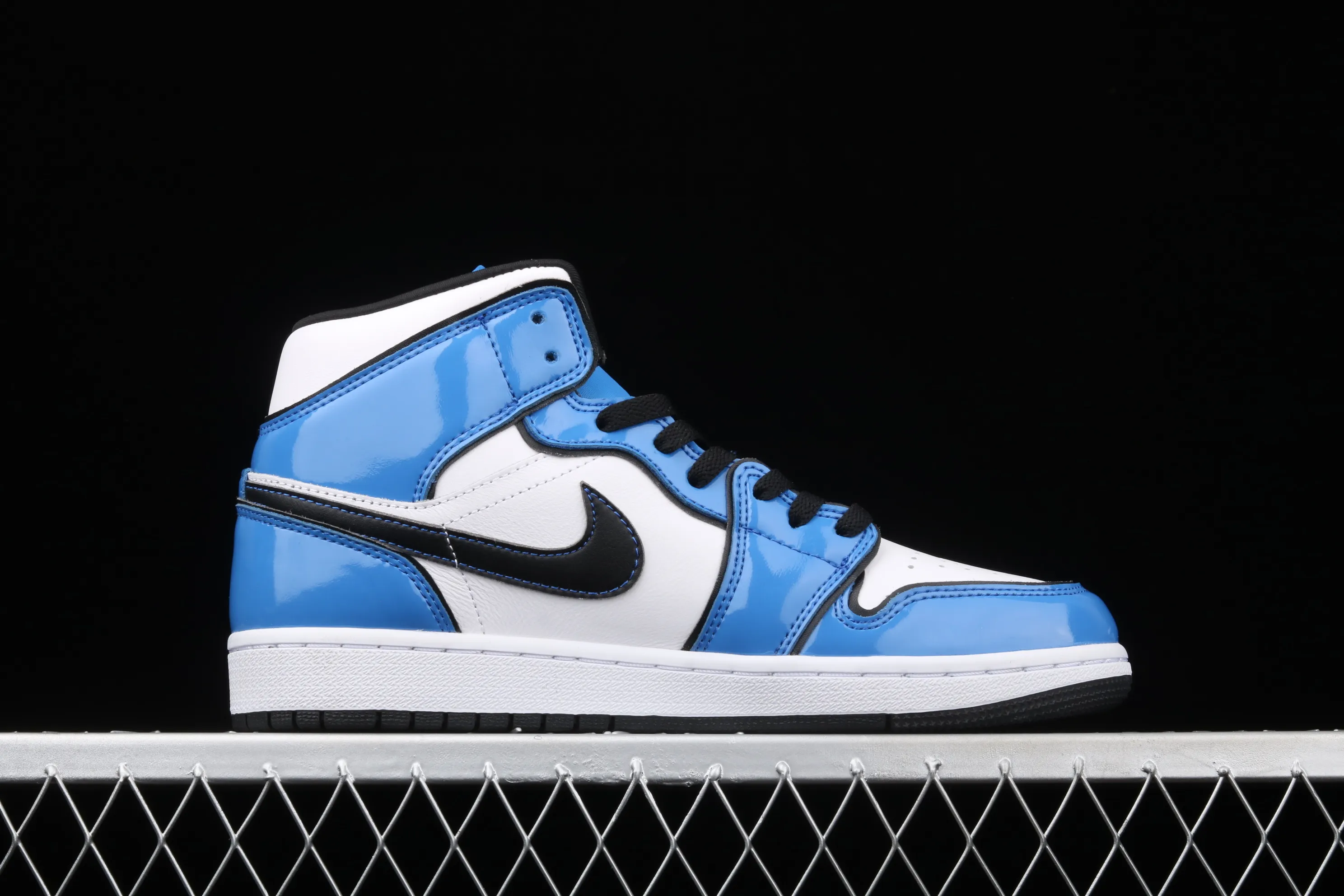 All categories Air Jordan Jordan series basketball shoes Air Jordan 1 Mid Air Jordan 1 Mid AJ1 Joe 1 patent leather white and blue Zhongbang basketball shoes DD6834-402